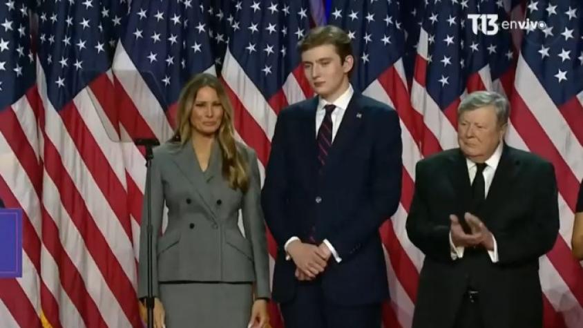 De traje y al lado de su madre: Así lució el hijo de Donald Trump en discurso del triunfo de su padre