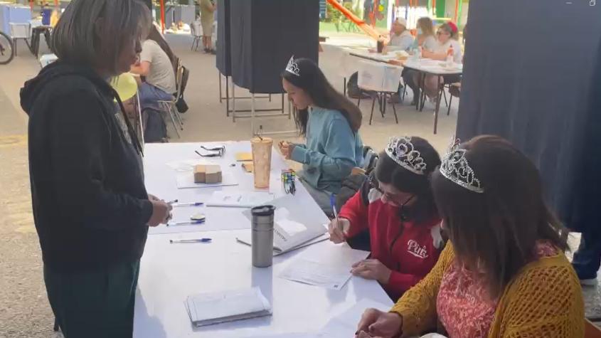 Vocales de mesa con corona homenajean a Emilia Dides Vocales de mesa con corona homenajean a Emilia Dides
