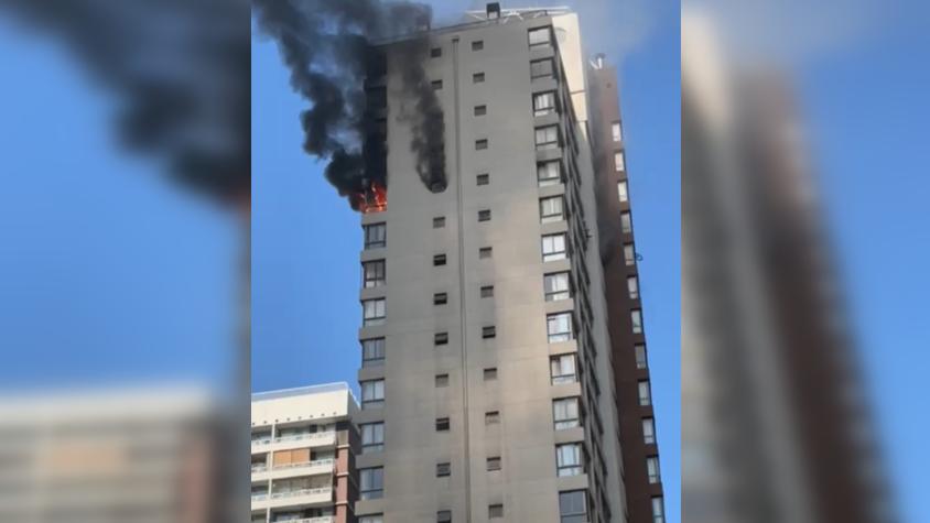 Fuerte incendio en piso 21 de edificio en Santiago moviliza a 10 compañías de Bomberos: Hay tres personas lesionadas