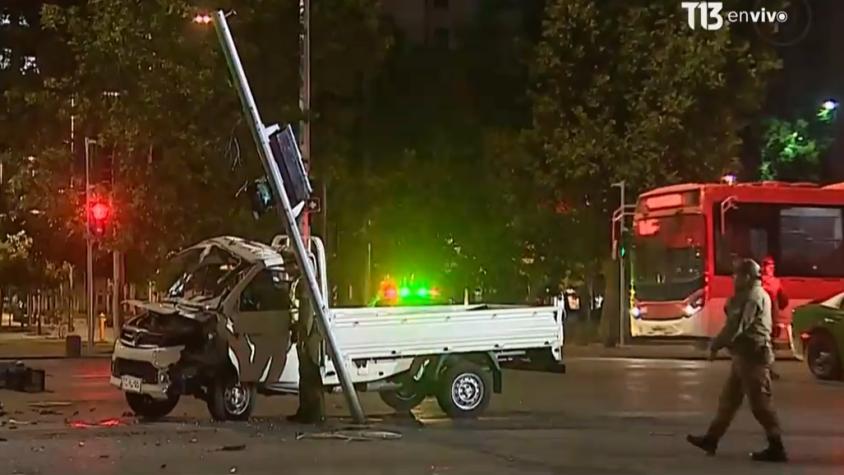 Grave accidente frente a La Moneda: auto resultó completamente volcado