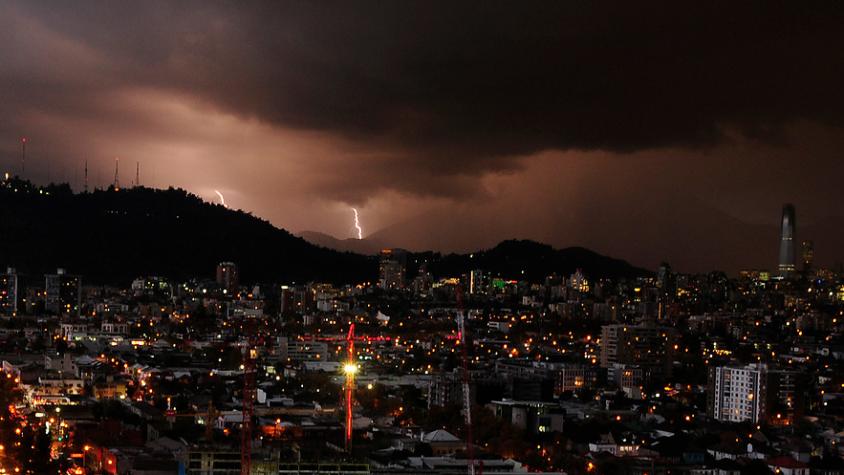 Declaran alerta temprana preventiva en diez comunas de Santiago por tormentas eléctricas para este fin de semana