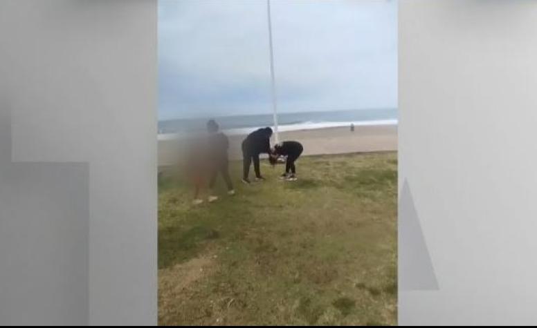 A combos vendedores ambulantes se disputan el territorio en las playas