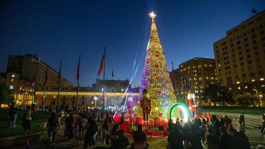 Boric da inicio a la temporada navideña con encendido del árbol