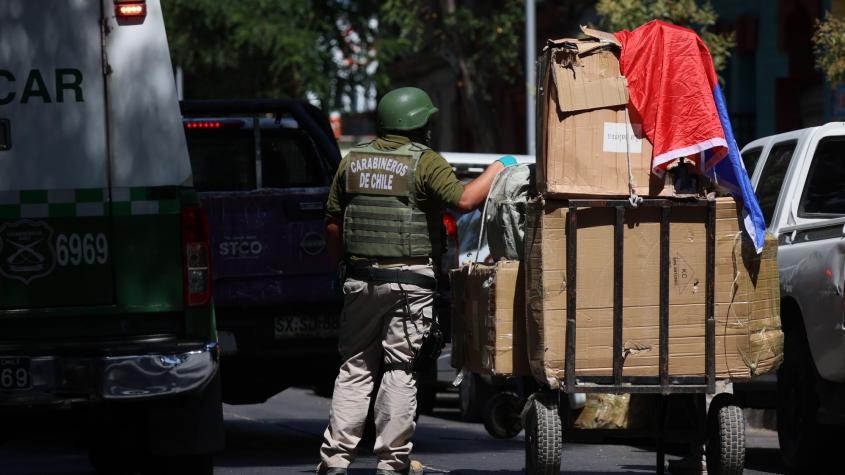 Operativo en Barrio Meiggs: incautan ropa falsa y armas