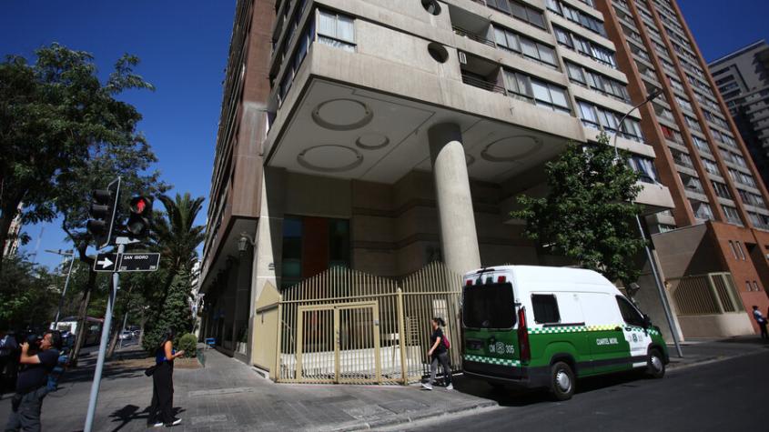 Encargada del aseo lo encontró: Qué se sabe del hallazgo de cuerpo al interior de departamento en Santiago Encargada del aseo lo encontró: Qué se sabe del hallazgo de cuerpo al interior de departamento en Santiago