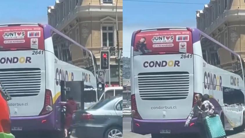 VIDEO | Viralizan nueva modalidad de robo de equipaje desde buses detenidos en semáforos 