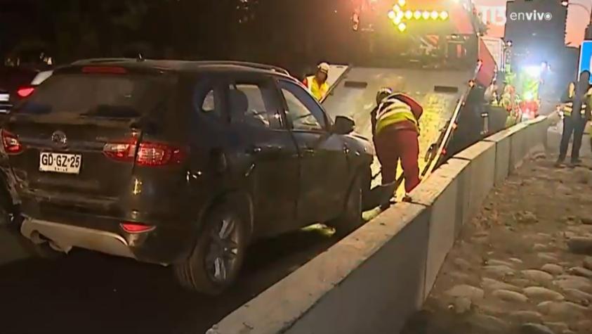 Dejan auto abandonado en la Autopista Central tras impactar barrera de contención