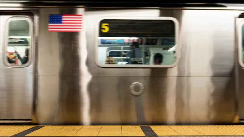 Una mujer muere quemada en el metro de Nueva York: atacante le prendió fuego a su ropa