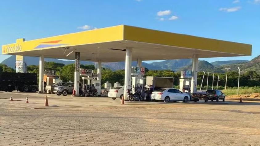 Padre olvidó a sus hijas de 6 y 10 años en un servicentro: se dio cuenta tras conducir 40 kilómetros