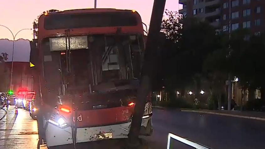 Bus RED choca con pilar de letrero publicitario de bandejón central en Ñuñoa: chofer trató de esquivar un perro