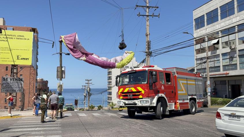 Parapente con dos personas queda atrapado en cables eléctricos en Iquique