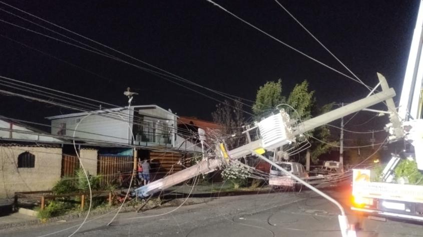 Camión colisiona con poste de electricidad y provoca corte de luz en Puente Alto