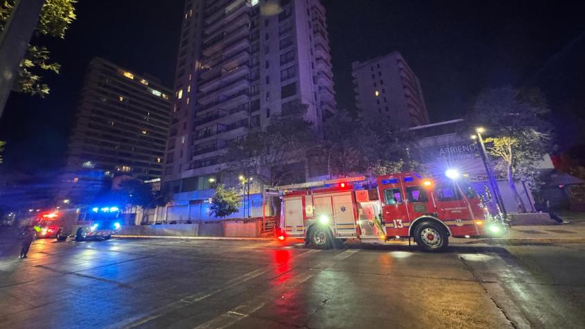 Habría pernoctado en una bodega: Un fallecido tras incendio en subterráneo de edificio en Providencia