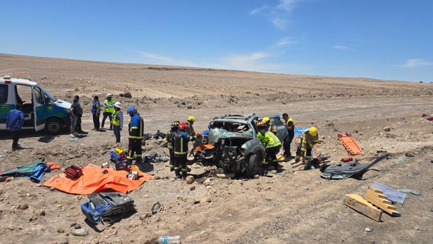 Iquique: Grave accidente de tránsito deja dos muertos y cuatro heridos en Ruta 5 Norte