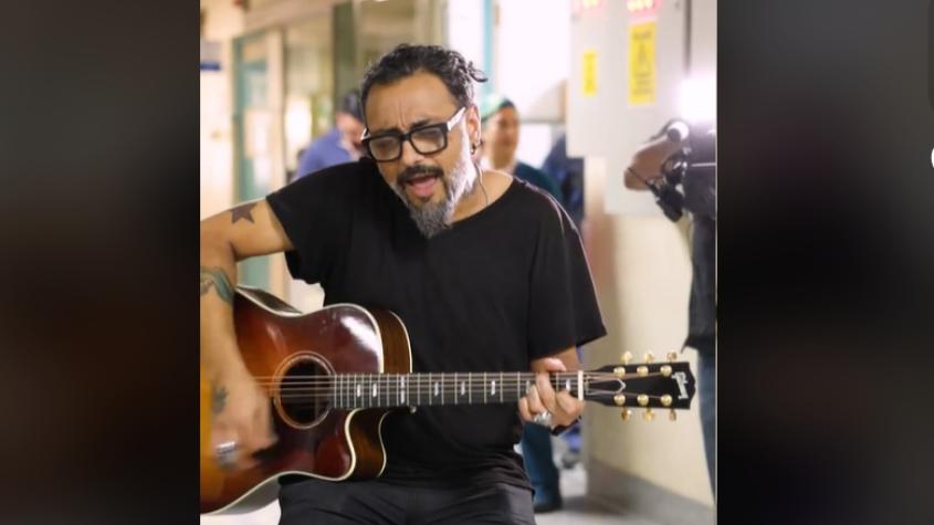 Claudio Valenzuela realiza concierto en Posta Central para agradecer el tratamiento a su hija: "Acá se produjo magia"