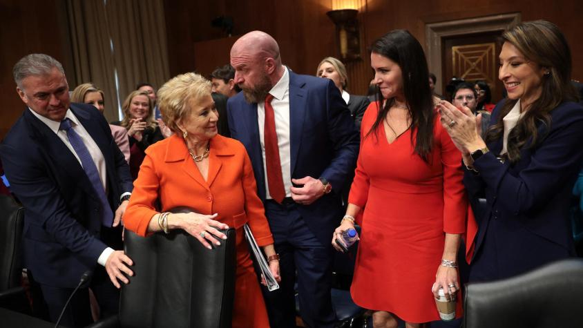 Acompañada de Triple H, Stephanie y Shane: Linda McMahon nombrada oficialmente Secretaria de Educación en EE.UU.