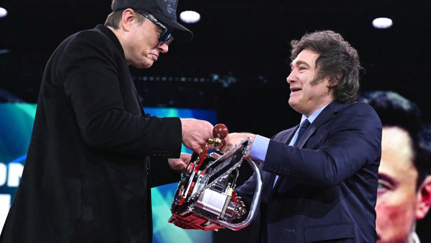 "Tengo un regalo para vos": Javier Milei se reunió con Elon Musk y le regaló una motosierra "Tengo un regalo para vos": Javier Milei se reunió con Elon Musk y le regaló una motosierra