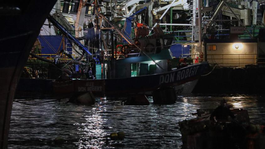 Naufragio en Talcahuano: Un muerto y tres desaparecidos tras hundimiento de embarcación pesquera Naufragio en Talcahuano: Un muerto y tres desaparecidos tras hundimiento de embarcación pesquera