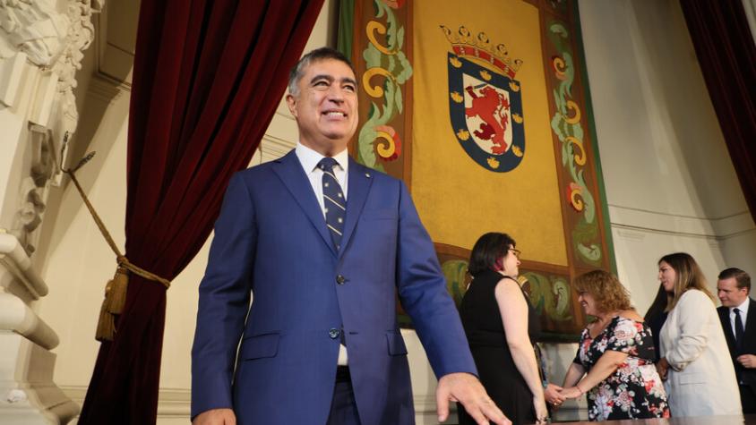 La explicación del alcalde Desbordes de por qué tiene una foto de Piñera y no una del Presidente Boric en su oficina