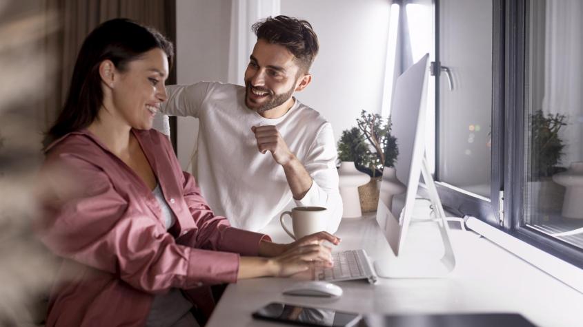 Los chilenos y el amor de oficina: El 60% confiesa haberse enamorado en su puesto laboral