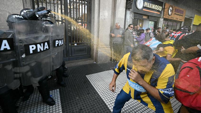 Las imágenes de los incidentes en marcha de los jubilados en Buenos Aires: se sumaron barras de fútbol Las imágenes de los incidentes en marcha de los jubilados en Buenos Aires: se sumaron barras de fútbol