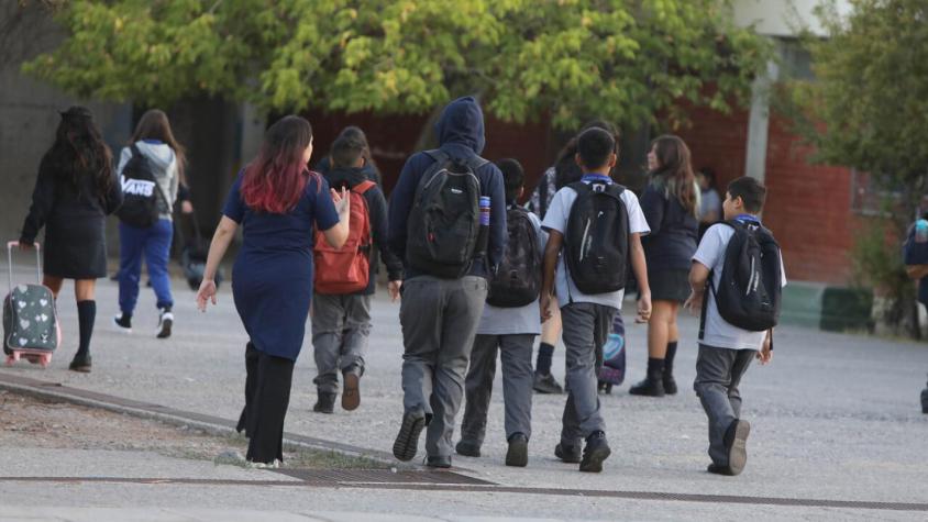Si tu hijo o hija cuenta con al menos 85% de asistencia escolar, puedes recibir un bono mensual del Estado