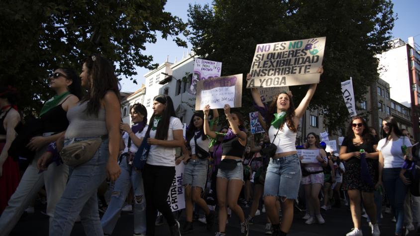Marcha 8M 2025: Carabineros anuncia cortes y desvíos de tránsito en Santiago para este sábado