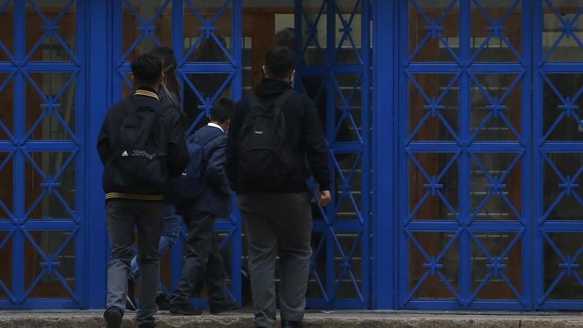 PDI detiene a estudiante de 17 años que golpeó a compañero de curso con un arma de fuego en Pitrufquén PDI detiene a estudiante de 17 años que golpeó a compañero de curso con un arma de fuego en Pitrufquén