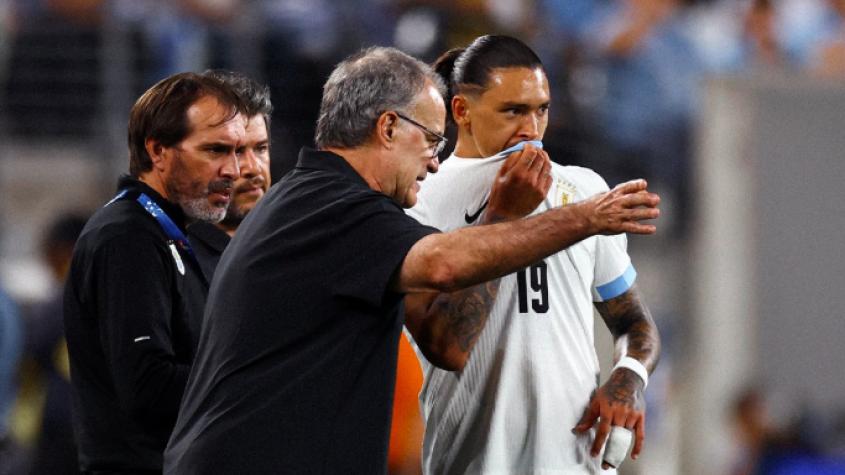 Marcelo Bielsa desafecta a varios jugadores tras pelea en el camarín de Uruguay
