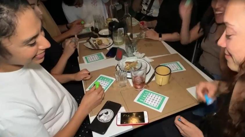 Algo distinto: Así son las alocadas noches jugando Bingo en un local de Ñuñoa Algo distinto: Así son las alocadas noches jugando Bingo en un local de Ñuñoa