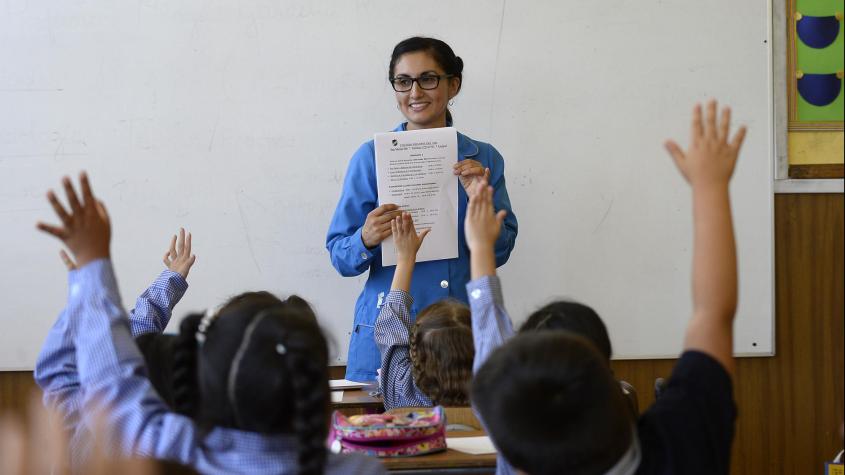 Abren vacantes para profesores chilenos en el extranjero: sueldos superan los 100 mil dólares al año