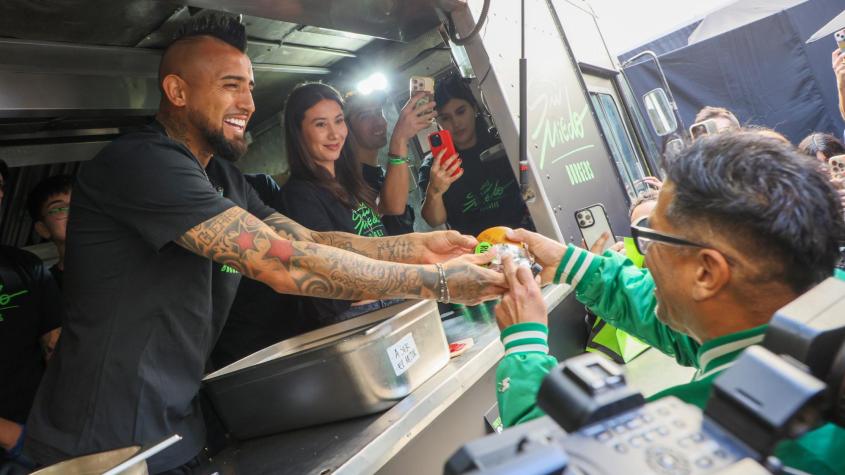 Arturo Vidal lanzó 'Sin miedo burgers' y le hizo promesa a sus compañeros de Colo Colo: "Si ganamos..." Arturo Vidal lanzó 'Sin miedo burgers' y le hizo promesa a sus compañeros de Colo Colo: "Si ganamos..."