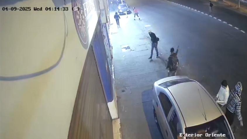 VIDEO | Cámaras de seguridad captan discusión y posterior homicidio de joven en plena Alameda VIDEO | Cámaras de seguridad captan discusión y posterior homicidio de joven en plena Alameda