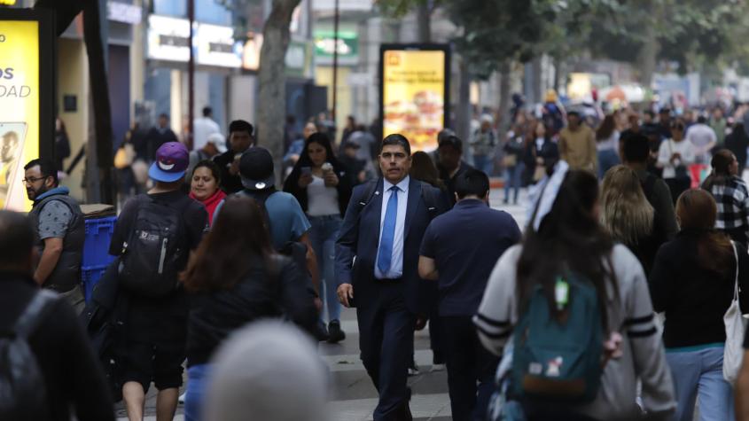 Contraloría detecta que más de 25 mil funcionarios públicos viajaron fuera del país mientras tenían licencia médica Contraloría detecta que más de 25 mil funcionarios públicos viajaron fuera del país mientras tenían licencia médica