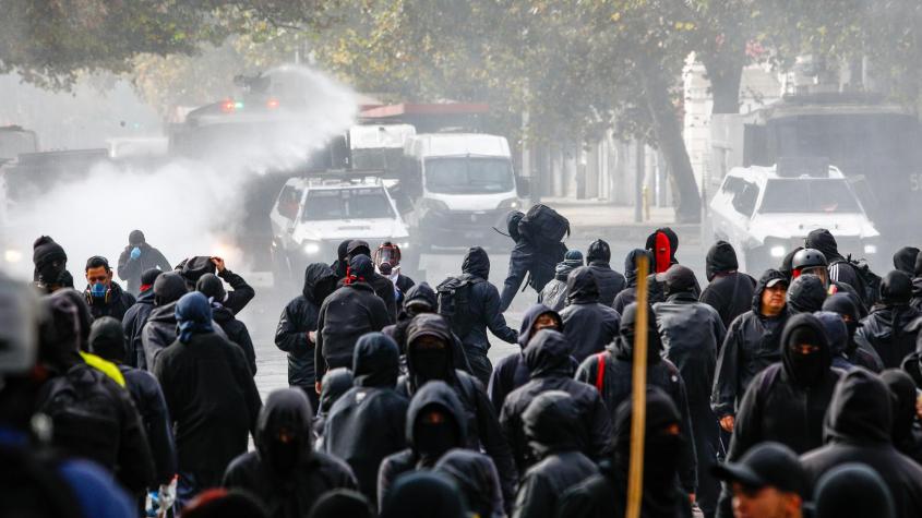 Graves incidentes en "marcha clasista" empañan conmemoración del Día del Trabajador: Reportan al menos 2 detenidos Graves incidentes en "marcha clasista" empañan conmemoración del Día del Trabajador: Reportan al menos 2 detenidos