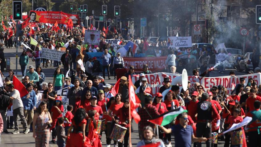 Marcha por Día del Trabajador termina con serios incidentes en la Alameda: Encapuchados levantaron barricadas y 21 fueron detenidos Marcha por Día del Trabajador termina con serios incidentes en la Alameda: Encapuchados levantaron barricadas y 21 fueron detenidos