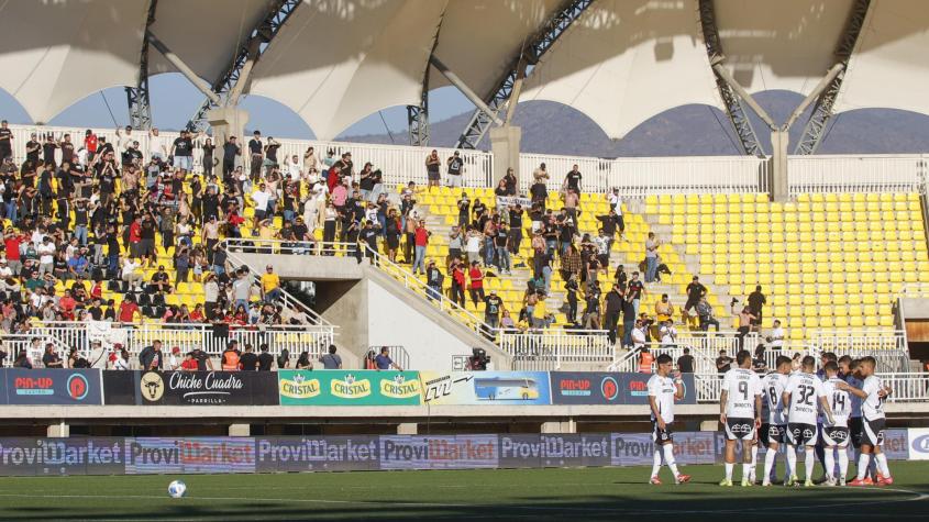 ¿No que sin público visita? Hinchas de Colo Colo se hacen sentir en el Lucio Fariña de Quillota ¿No que sin público visita? Hinchas de Colo Colo se hacen sentir en el Lucio Fariña de Quillota