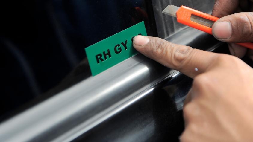Se acabó el plazo para grabar patentes en vidrios de auto: ¿Qué pasará con quienes no lo hicieron?