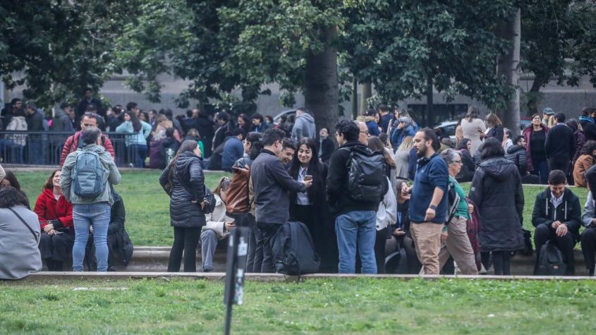 Evacuación en el centro de Santiago por olor a gas: Experto explica cuál sería su origen (y qué tipo es)
