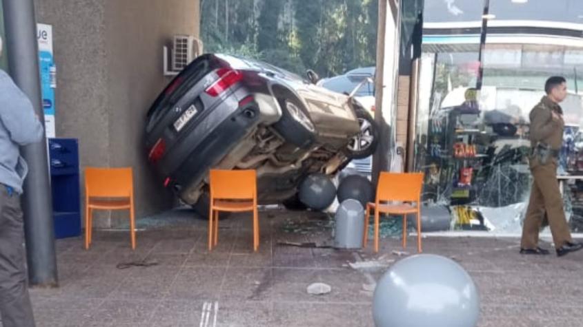 Auto con pareja de adultos mayores quedó incrustado en estación de servicio de Penco