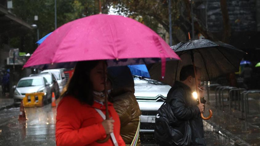 ¿Llevar o no llevar paraguas? Revisa hasta qué hora seguirá la lluvia en Santiago