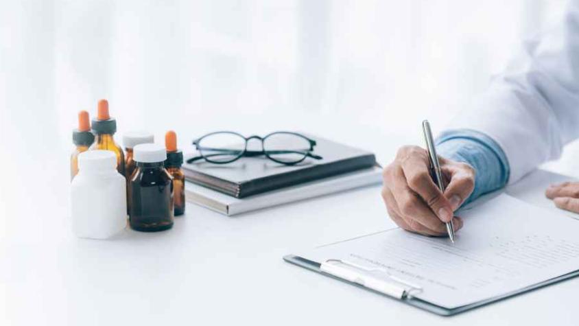 Las 13 instituciones con más licencias médicas eventualmente irregulares: trabajadores habrían salido del país durante reposo