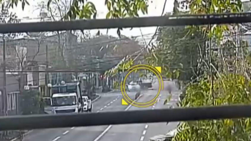 Captan momento exacto en que conductor ebrio atropella y mata a dos trabajadores en Providencia