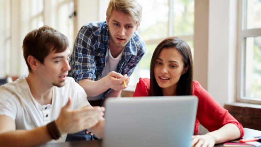 Lanzan curso gratuito de programación para jóvenes chilenos que buscan empleo