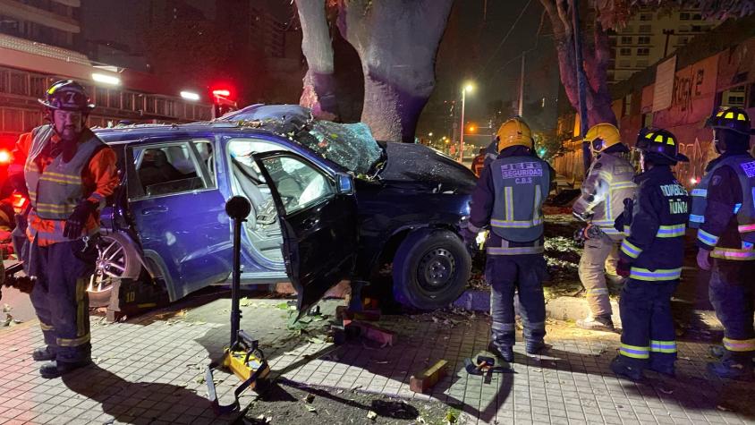 Dos personas en riesgo vital tras grave accidente en Ñuñoa: Vehículo chocó contra un árbol Dos personas en riesgo vital tras grave accidente en Ñuñoa: Vehículo chocó contra un árbol