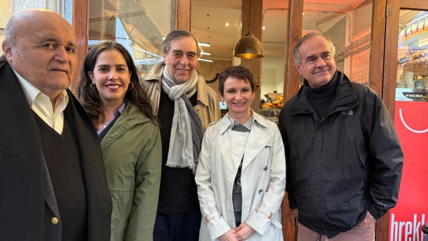 Históricos de la DC entregan su apoyo a la candidatura de Tohá Históricos de la DC entregan su apoyo a la candidatura de Tohá