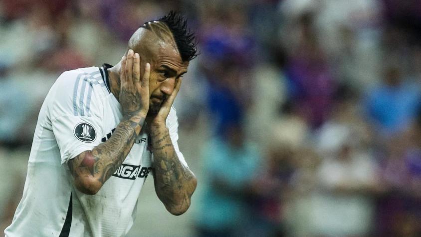 Hinchas de Colo Colo molestos con los dichos de Arturo Vidal: "Fácil si ganas más de cien millones" Hinchas de Colo Colo molestos con los dichos de Arturo Vidal: "Fácil si ganas más de cien millones"