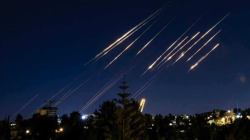 Fuego cruzado: Irán e Israel se atacan con misiles simultáneamente Fuego cruzado: Irán e Israel se atacan con misiles simultáneamente