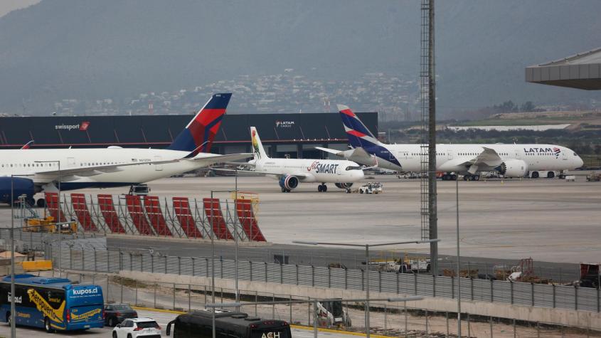Avión fue desembarcado por aviso de bomba dado por un pasajero en el Aeropuerto de Santiago Avión fue desembarcado por aviso de bomba dado por un pasajero en el Aeropuerto de Santiago