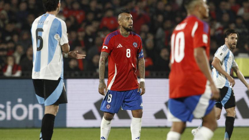 "Descansen, hijos míos": Hinchas argentinos exhiben lienzo para burlarse de Arturo Vidal "Descansen, hijos míos": Hinchas argentinos exhiben lienzo para burlarse de Arturo Vidal